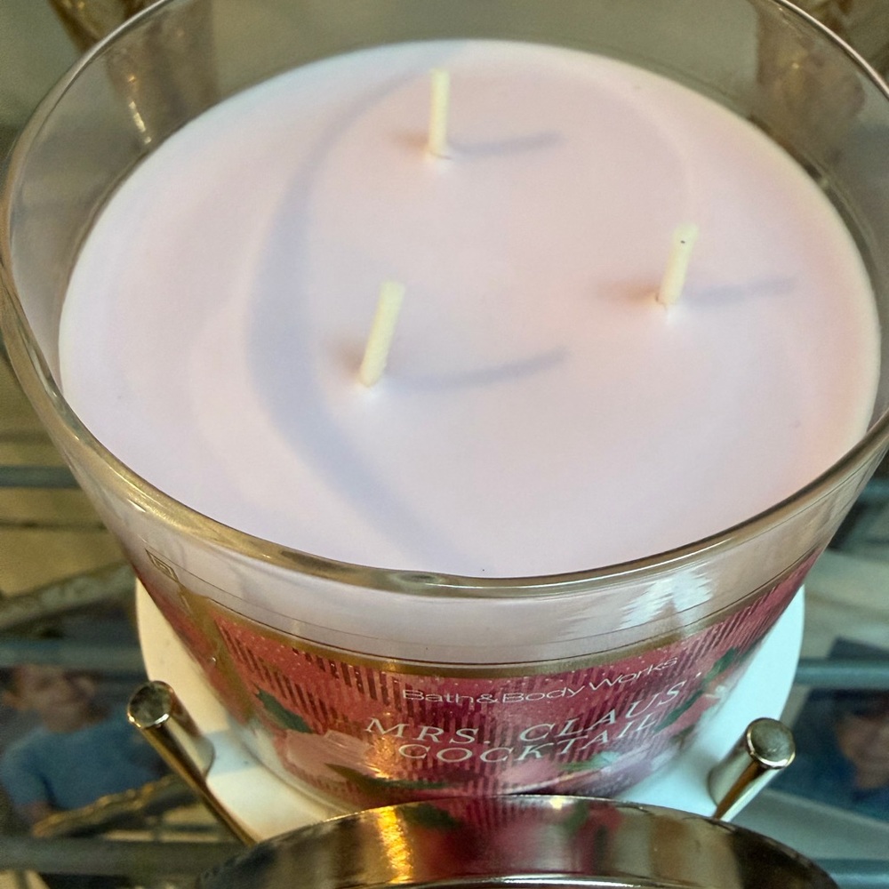 Bath & Body Works Mrs. Claus' Cocktail 3 Wick Candle Ornate Lid NWT Holiday - Picture 2 of 4